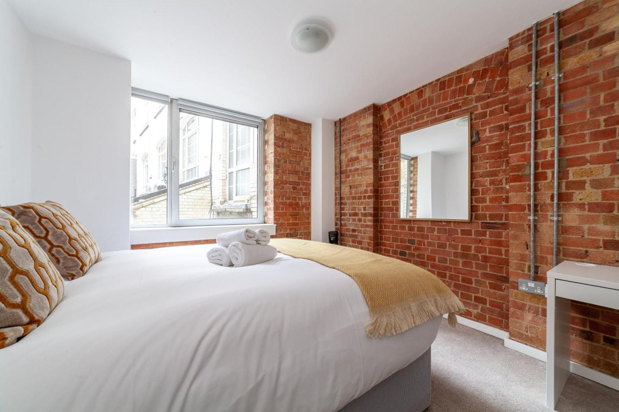 Elegance & Chic Design - 2-bedroom Haven Londra