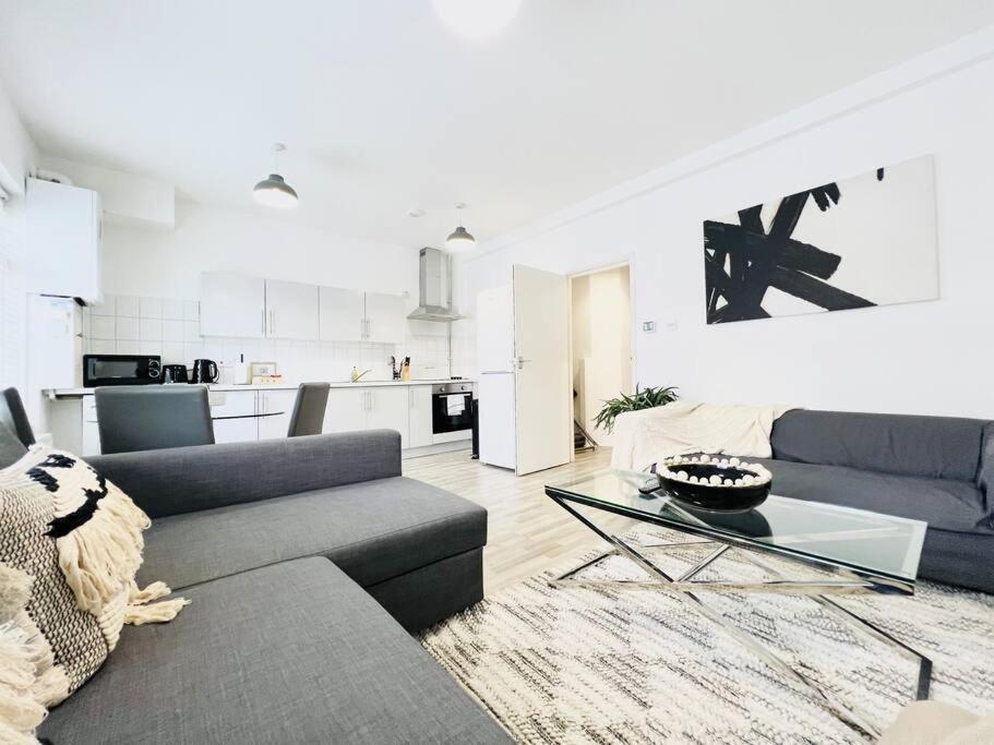 Apartment 2 Bed Apartment- Finsbury Park Station C London