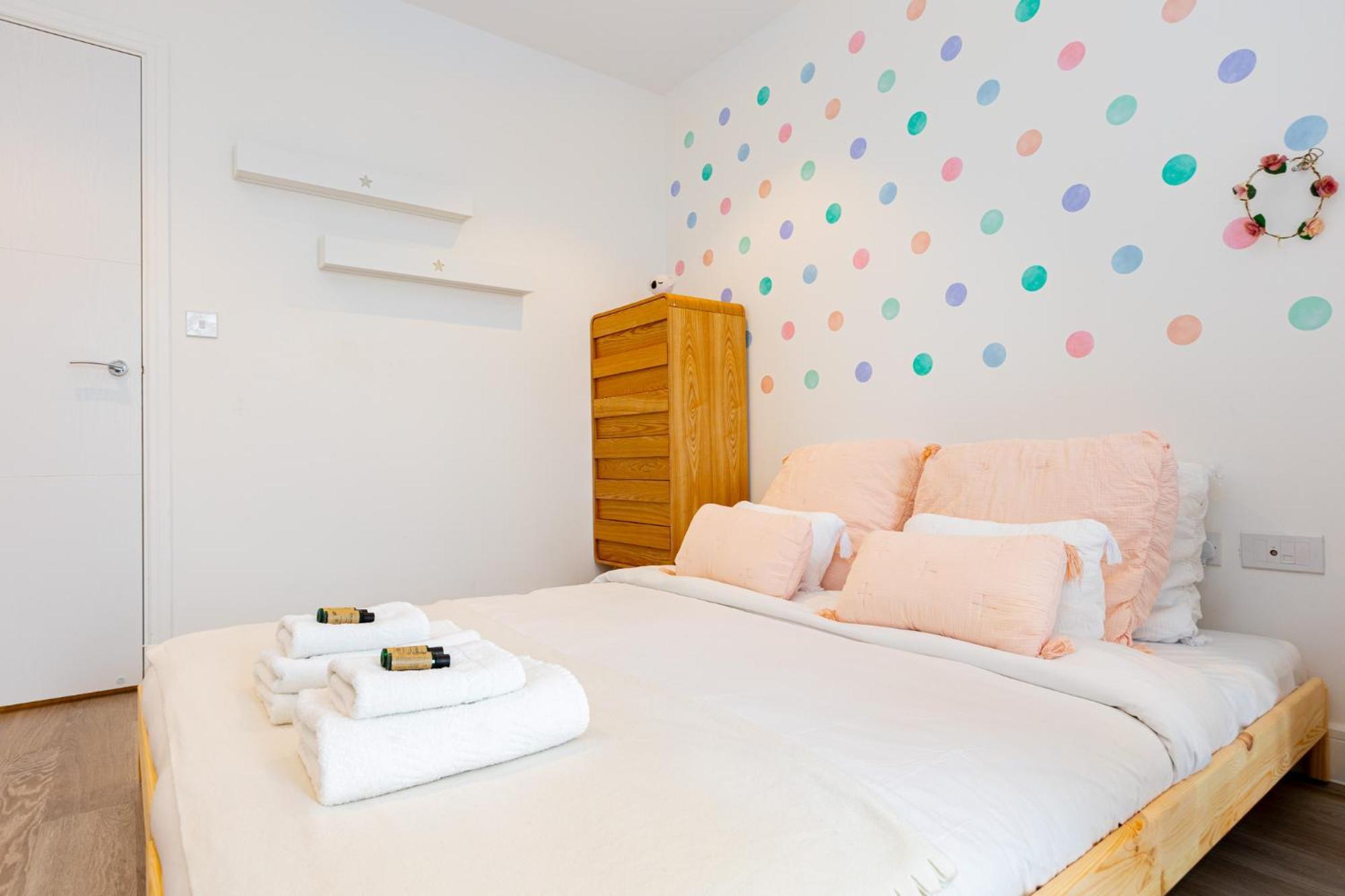 Modern New 2br Wviews & Balcony In Wandsworth Appartamento Londra