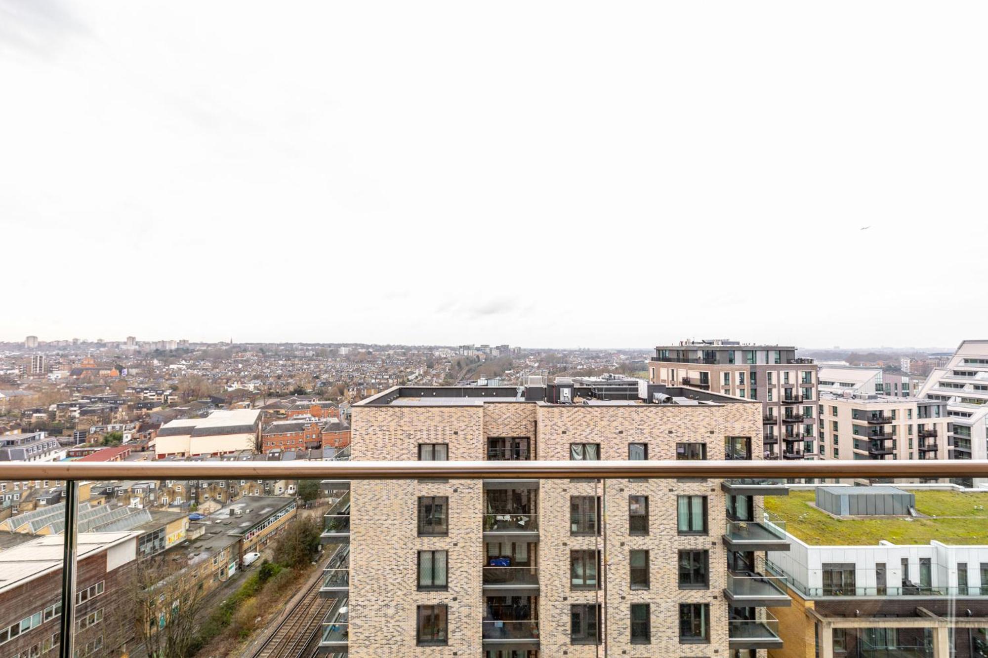 Modern New 2br Wviews & Balcony In Wandsworth Leilighet London
