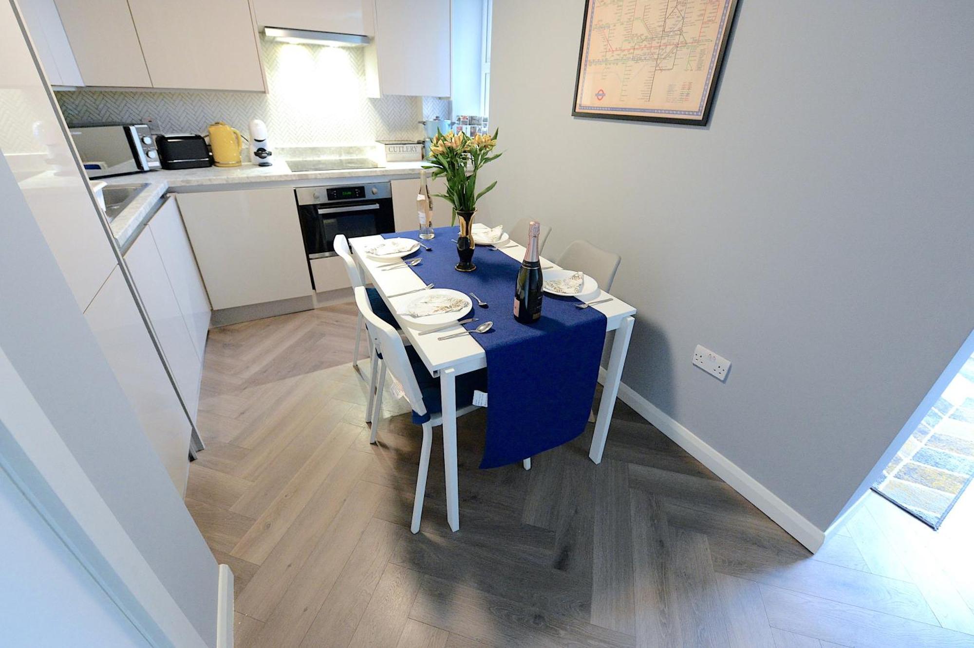 2 Bed Terraced Flat Piccadilly Line London