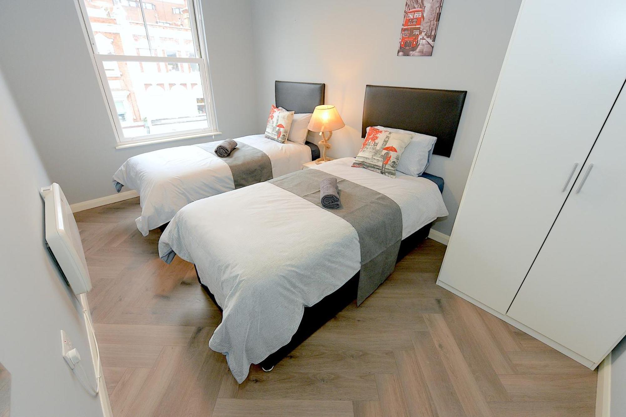 2 Bed Terraced Flat Piccadilly Line Lejlighed London