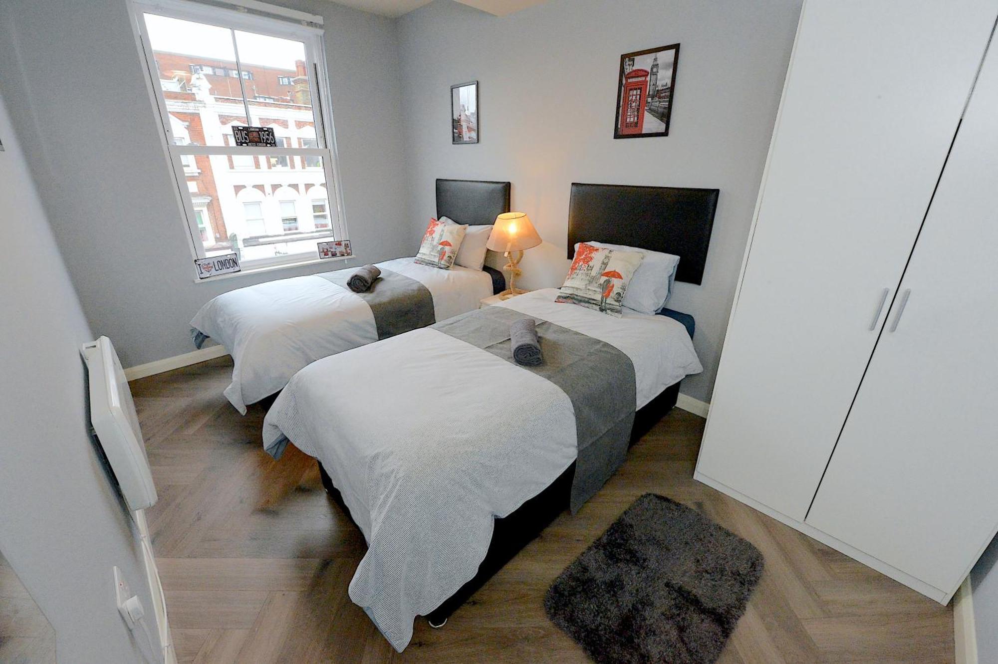 2 Bed Terraced Flat Piccadilly Line Lejlighed