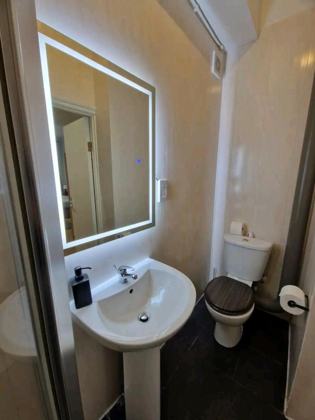 Affordable In Shared Flat, Bridge Rum i privatbostad *