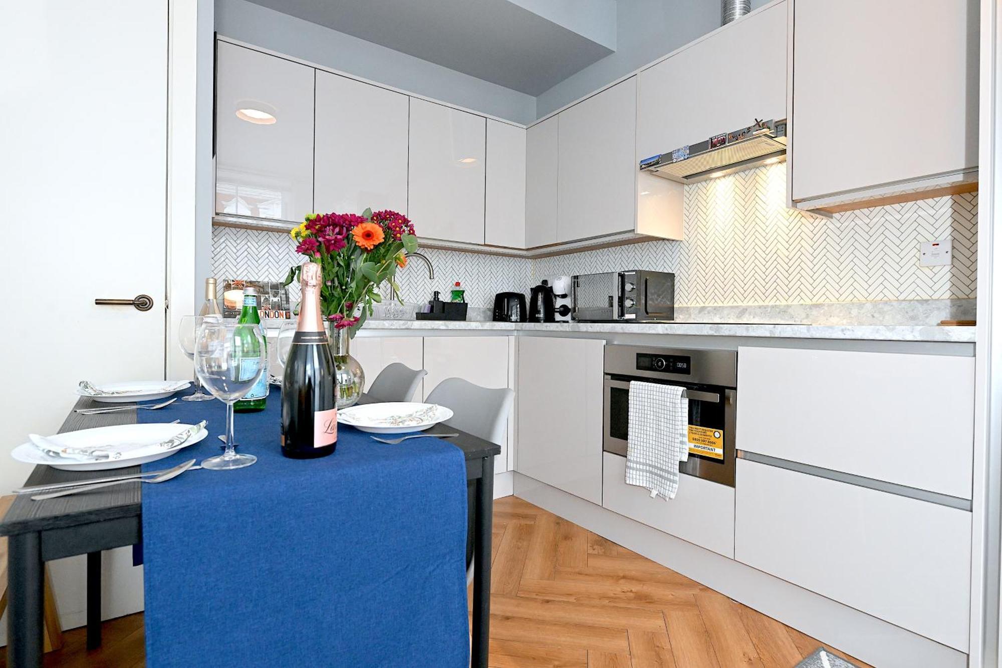 1 Bedroom Flat In Wood Piccadilly Line Lejlighed *
