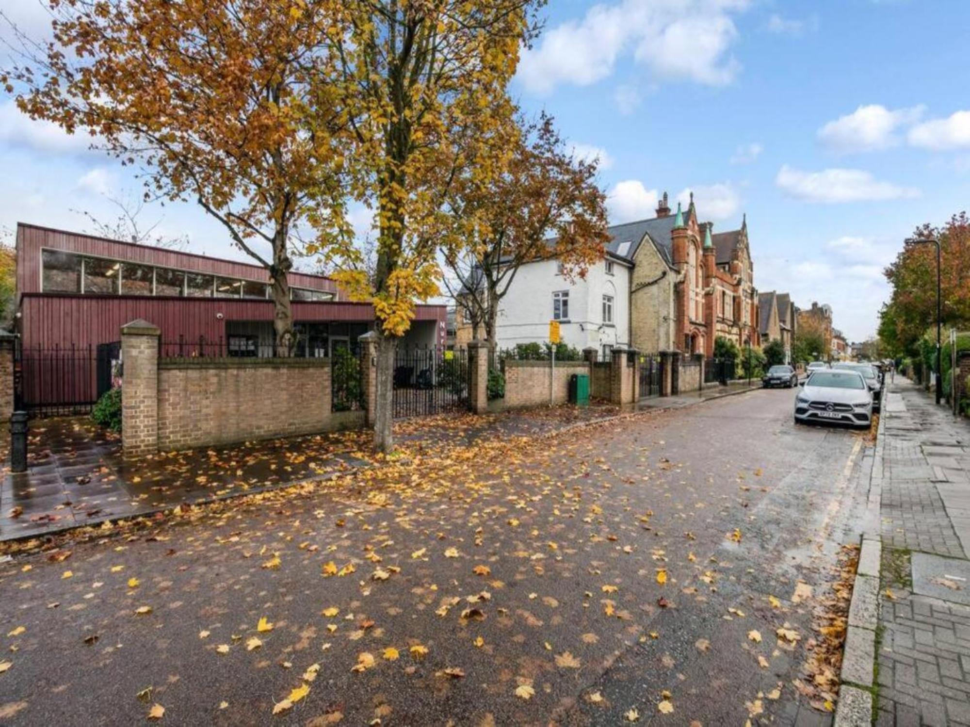 Pass The Keys Ealing Queen Of The Suburbs 2bd Londen