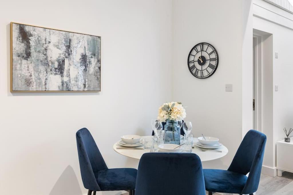 Modern 2 Bedroom 3 Min Walk To Tube Station London