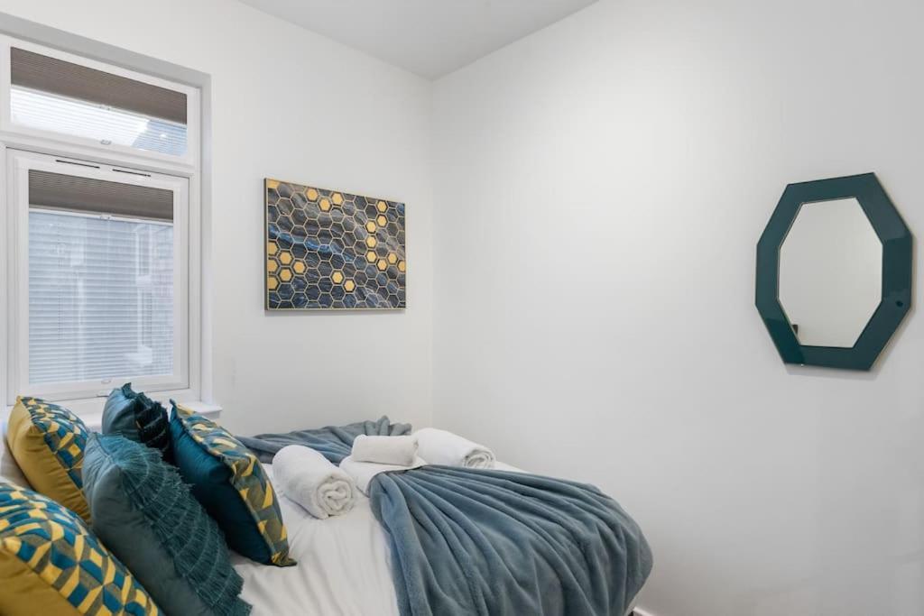 Modern 2 Bedroom 3 Min Walk To Tube Station * London