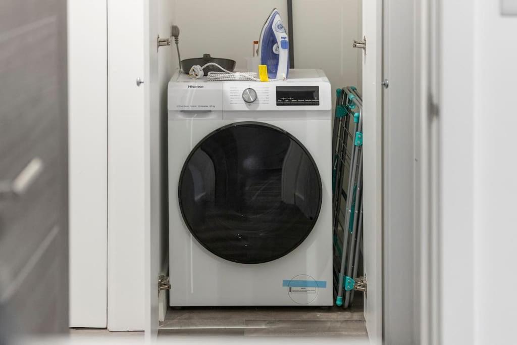 Modern 2 Bedroom 3 Min Walk To Tube Station Apartment