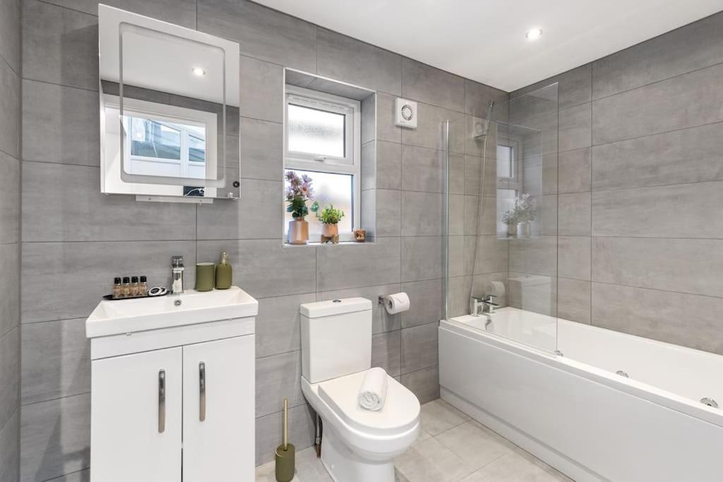 Modern 2 Bedroom 3 Min Walk To Tube Station *