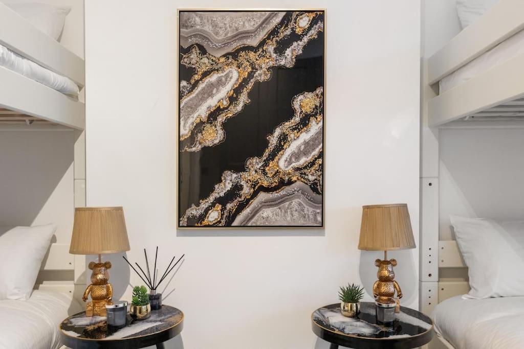 Modern 2 Bedroom 3 Min Walk To Tube Station Apartment London