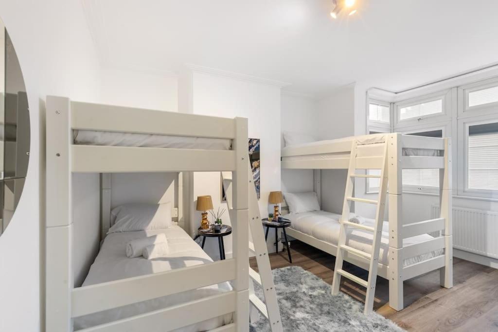 Modern 2 Bedroom 3 Min Walk To Tube Station London