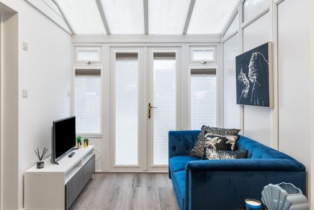 Modern 2 Bedroom 3 Min Walk To Tube Station * London