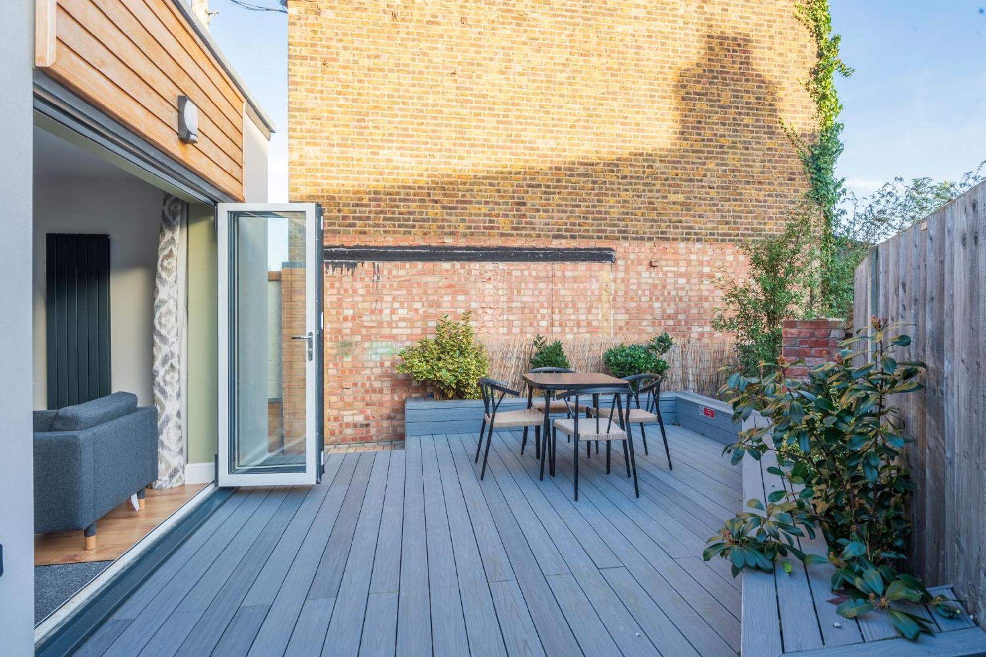 Stylish 2 Bed In East Ham, Close To Excel * Londen
