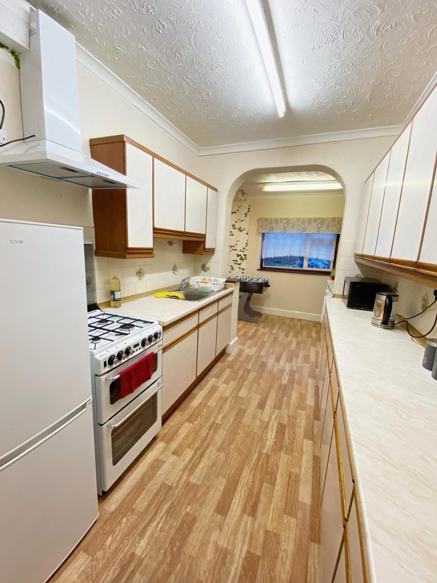 Barking House Sleeps 11 - Parking - Train Tube - Airport * Londen