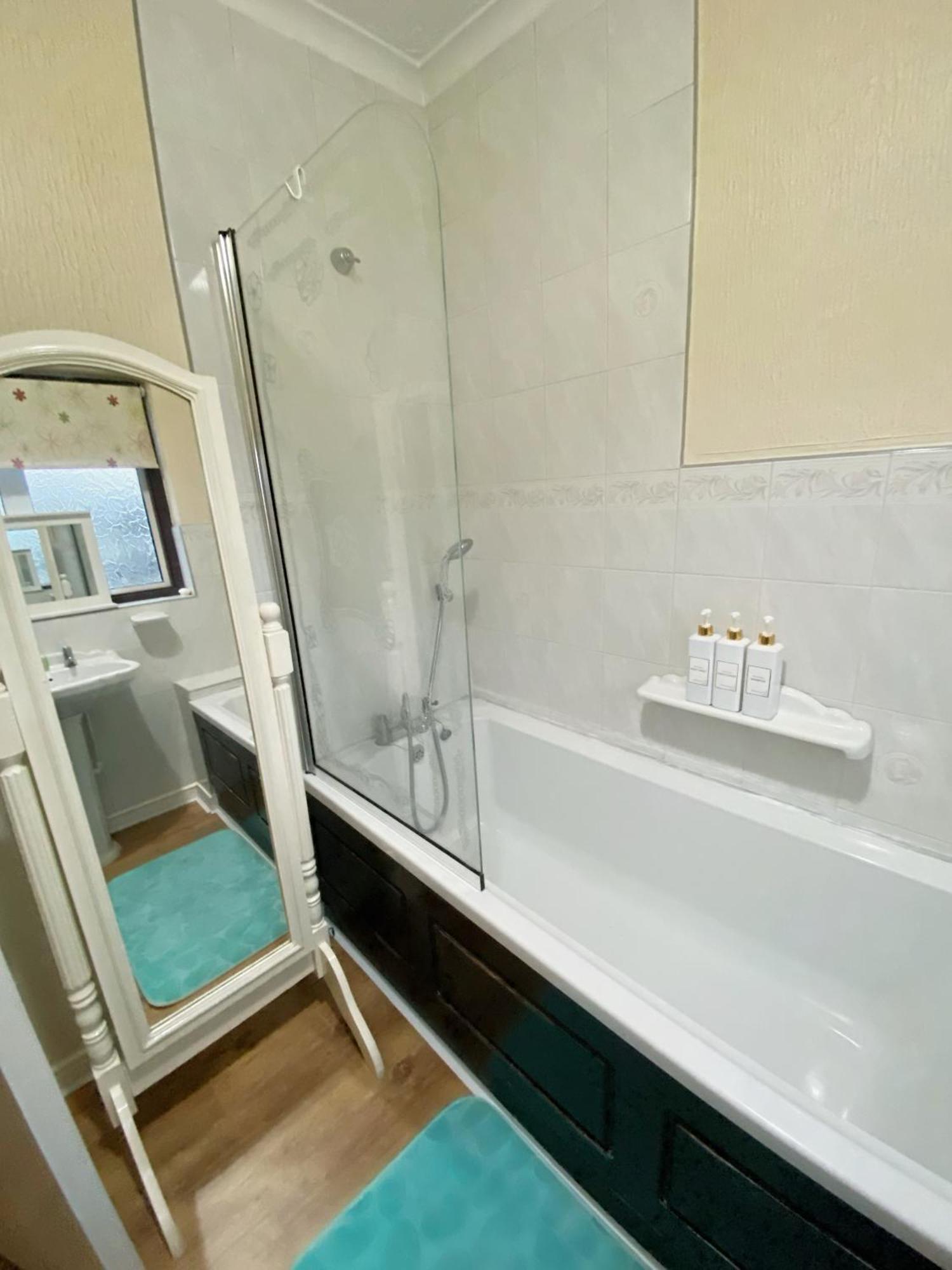 Barking House Sleeps 11 - Parking - Train Tube - Airport Londen