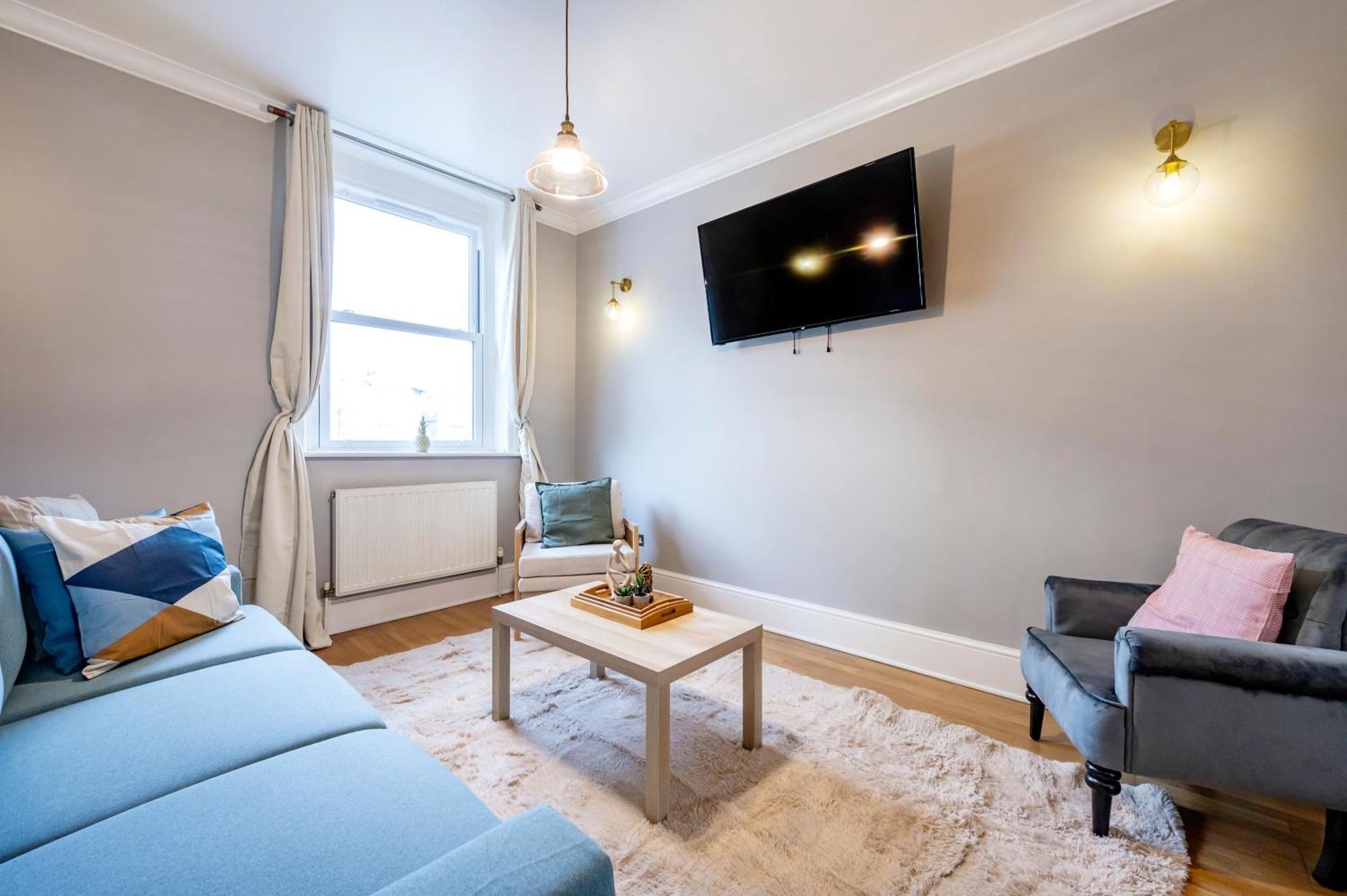 Large 1 Bedroom In Center Of 3 Apartment *
