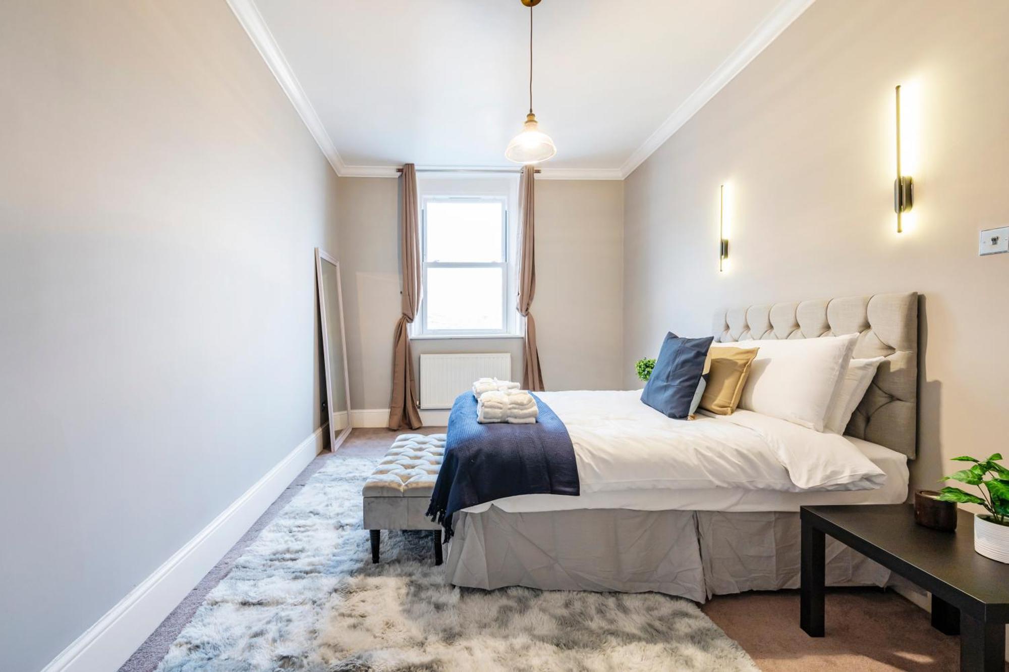 Large 1 Bedroom In Center Of 3 Apartment