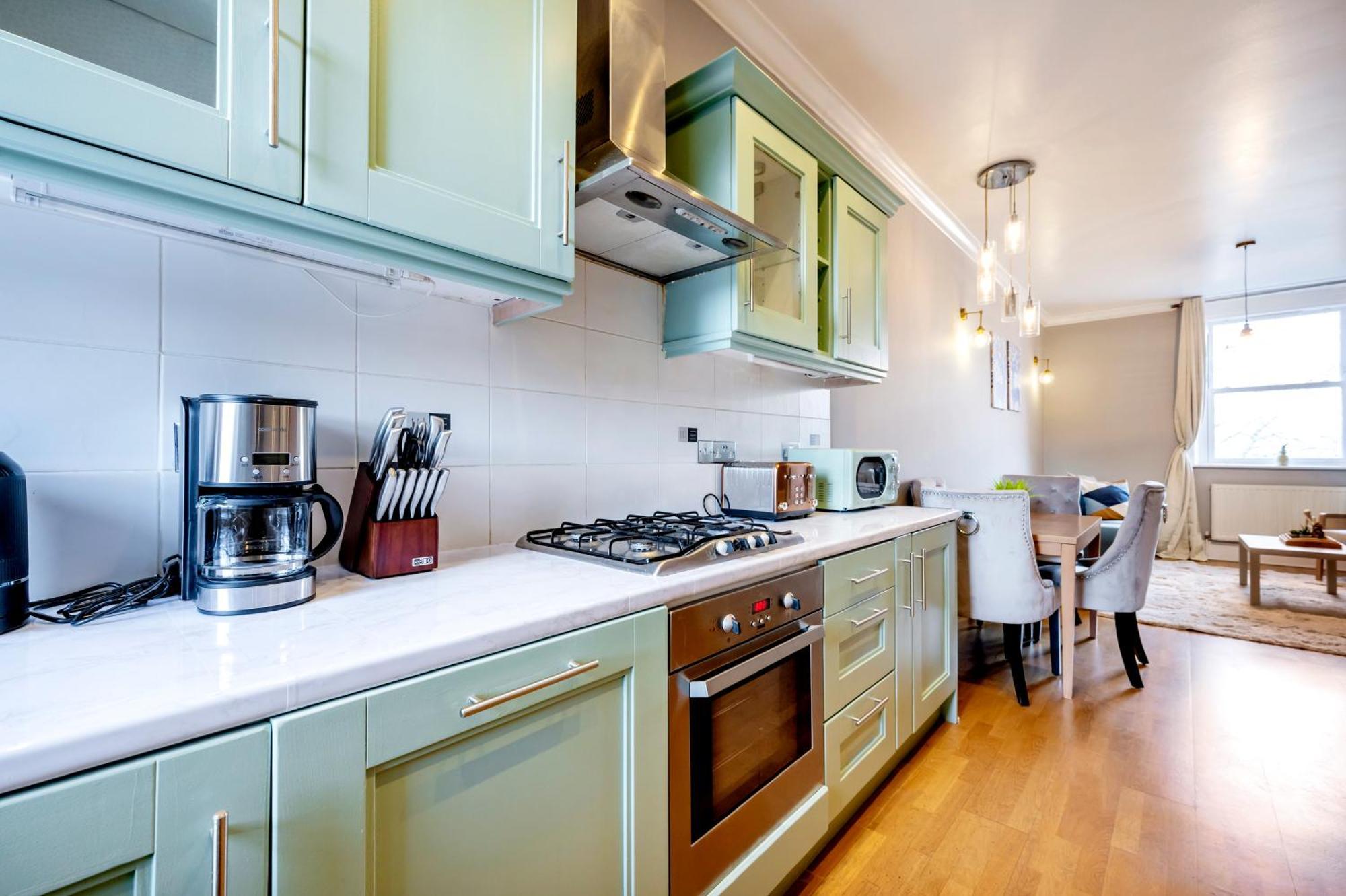 Large 1 Bedroom In Center Of 3 Apartment *