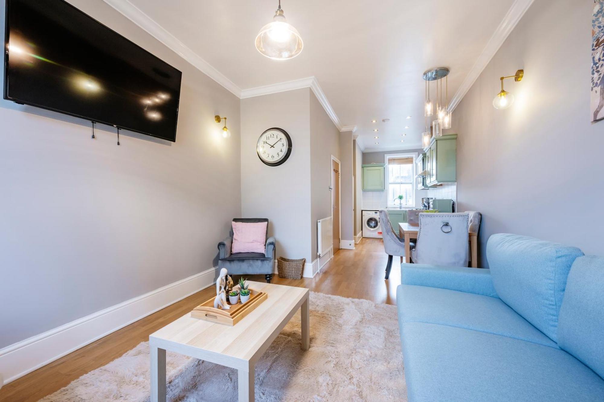 Large 1 Bedroom In Center Of 3 Apartment London