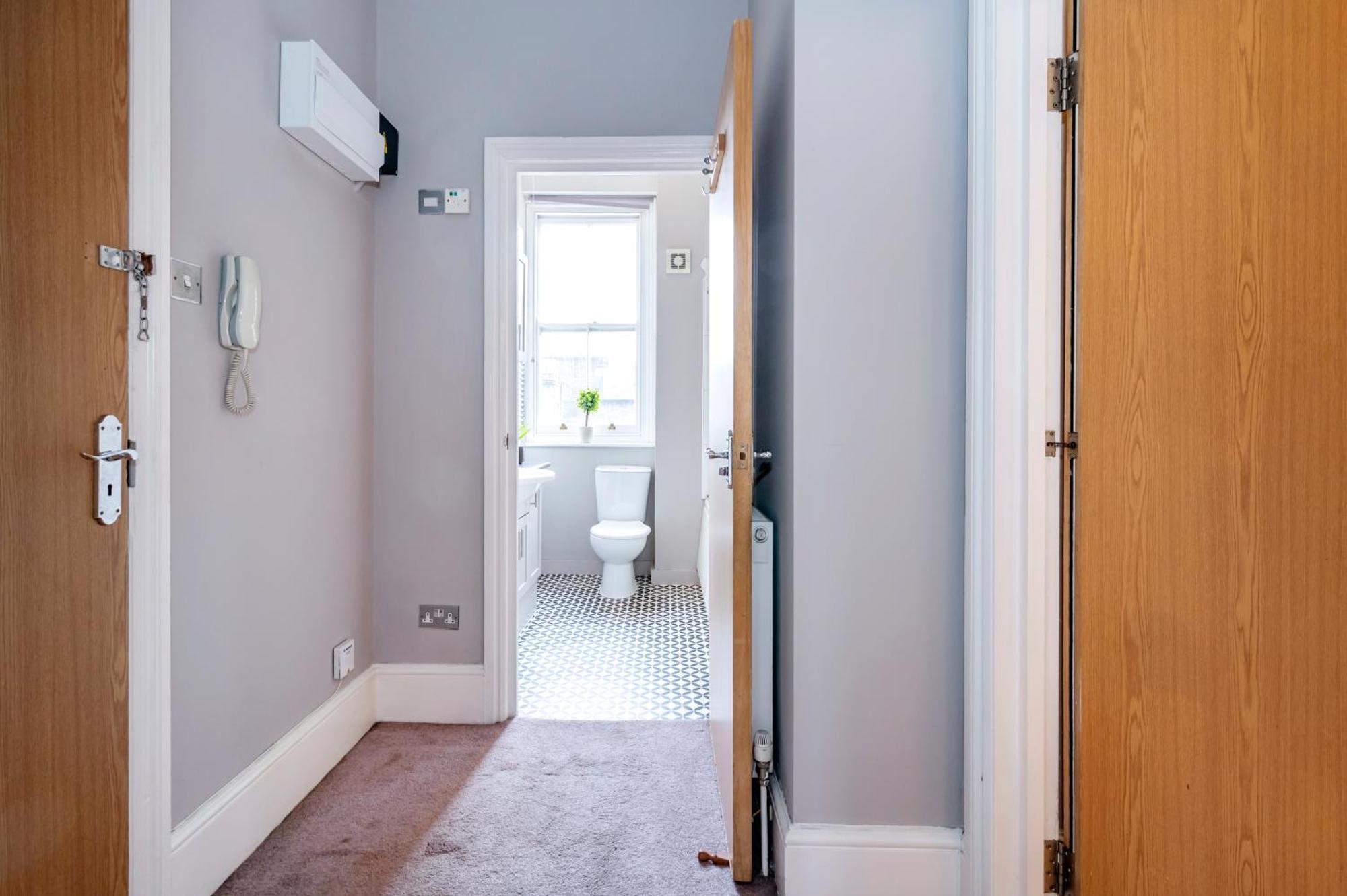 Large 1 Bedroom In Center Of 3 Apartment