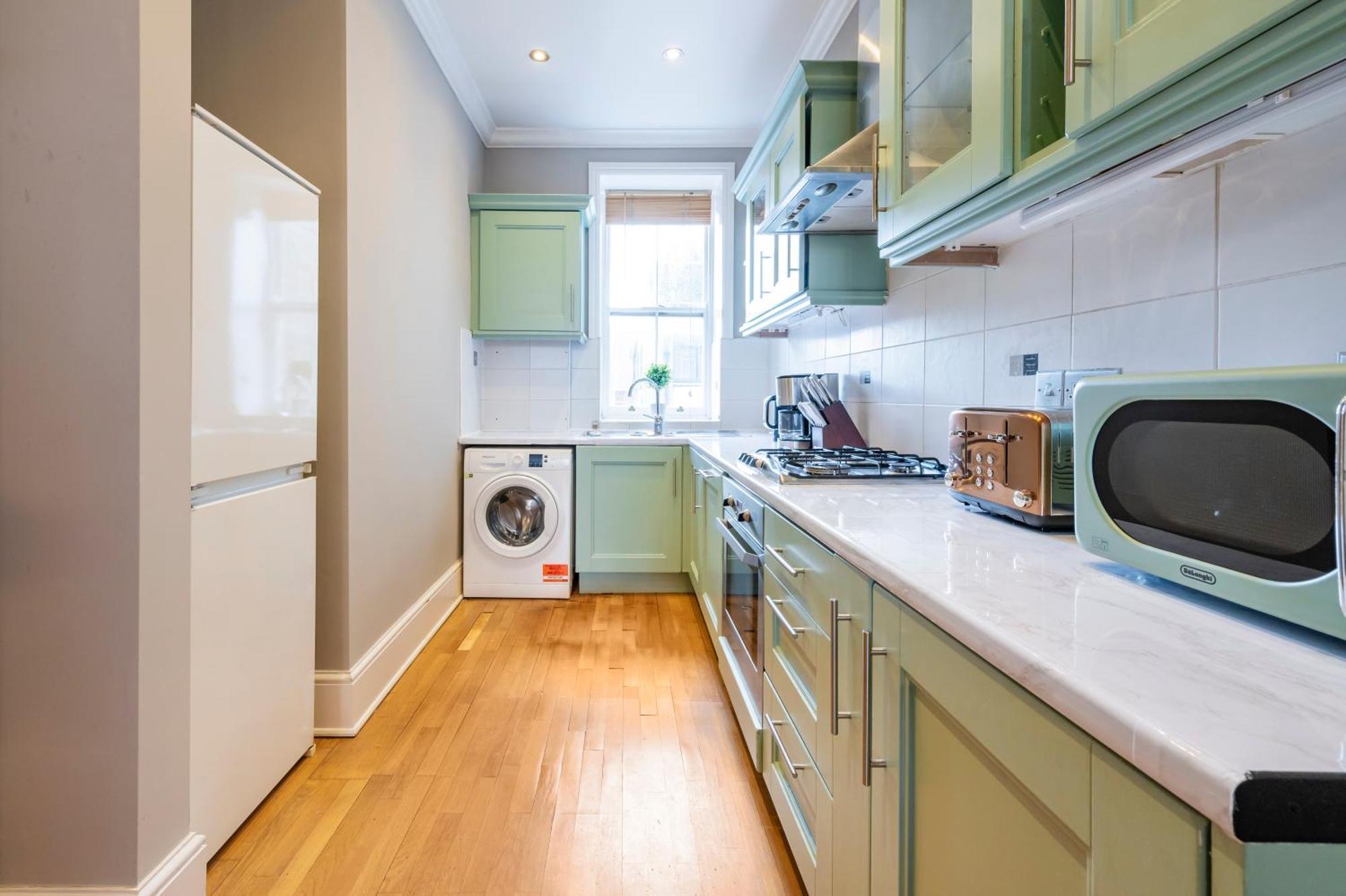 Large 1 Bedroom In Center Of 3 Apartment *