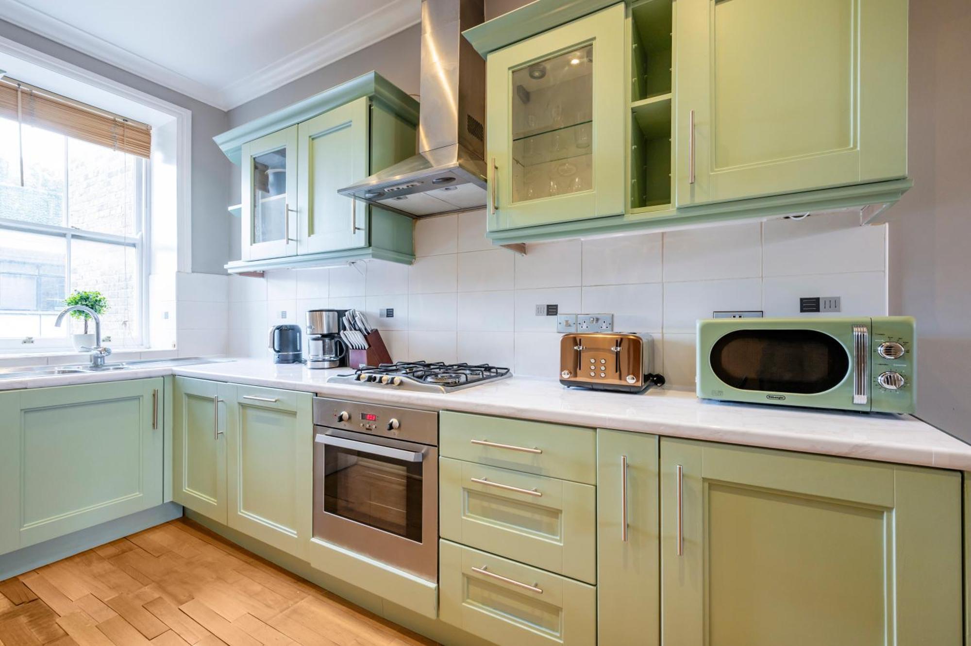 Large 1 Bedroom In Center Of 3 Apartment