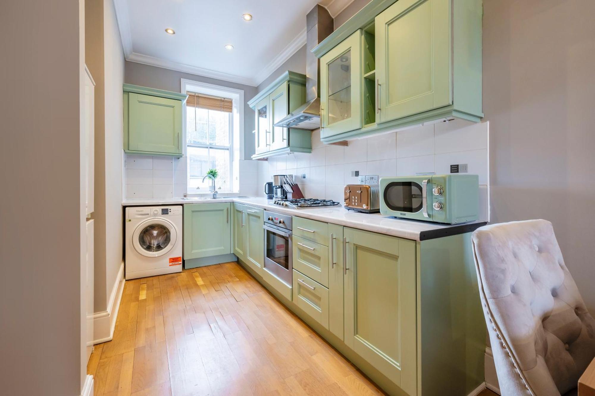 Large 1 Bedroom In Center Of 3 Apartment *