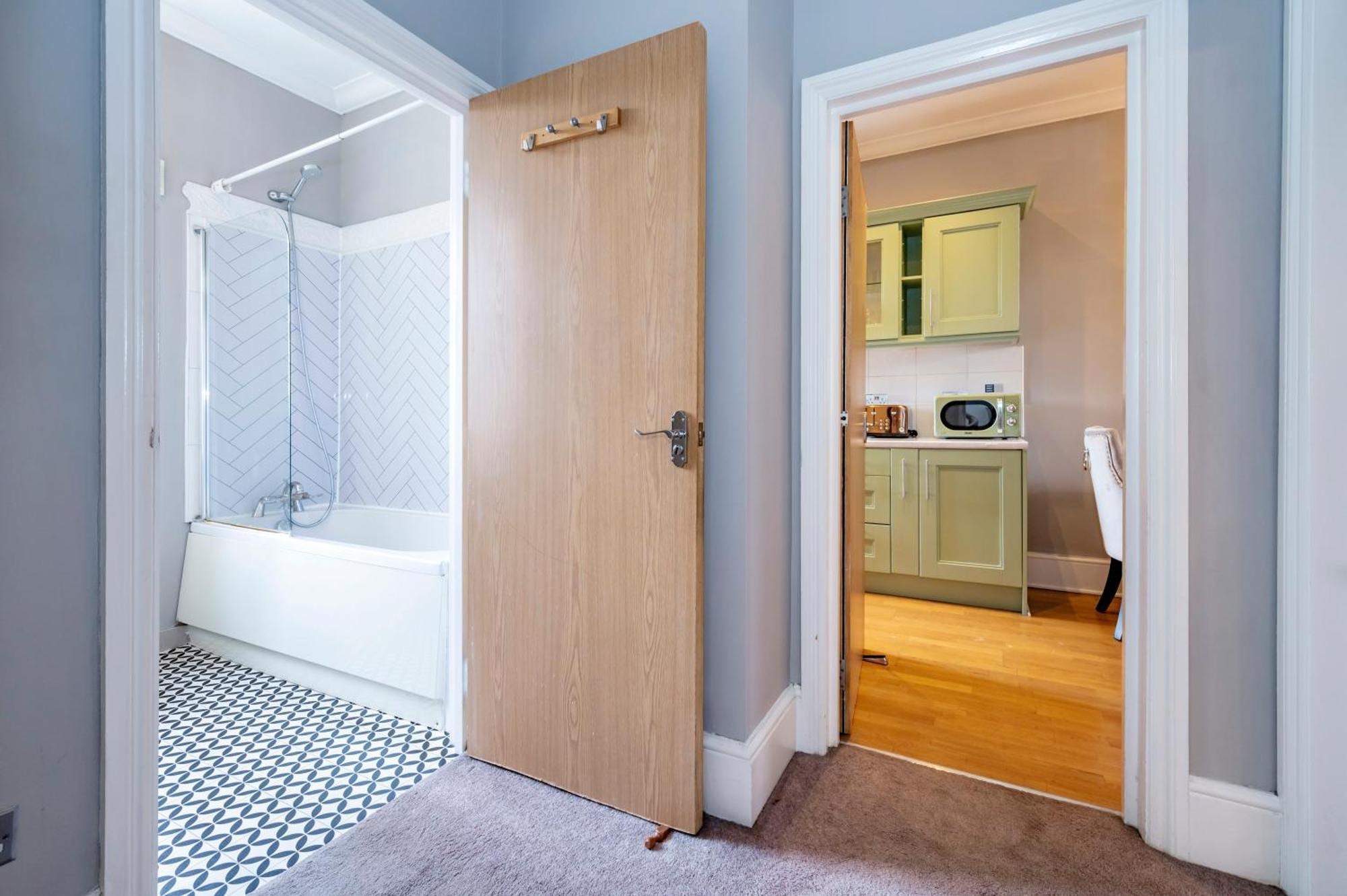 Large 1 Bedroom In Center Of 3 London