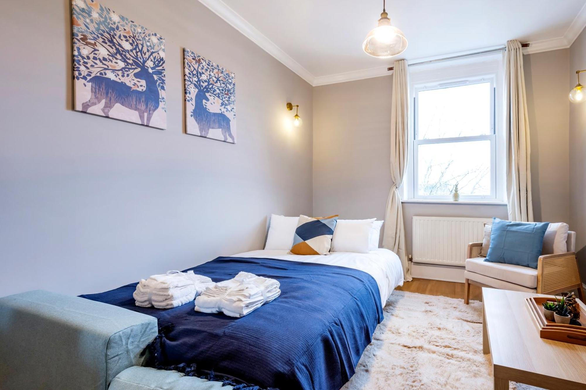 Large 1 Bedroom In Center Of 3 Apartment