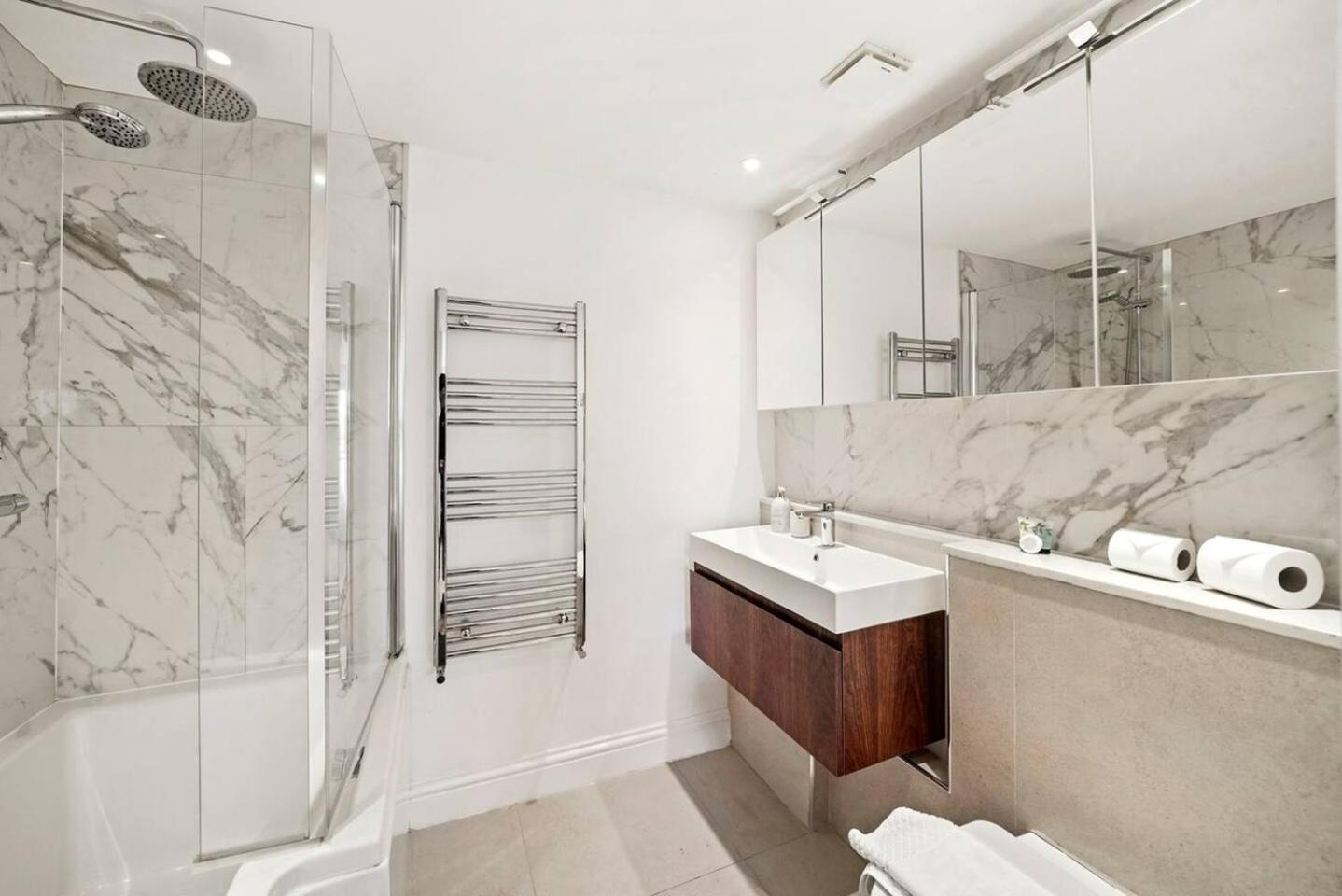 Large 2 Bed With High Rise View Canary Wharf Apartment *