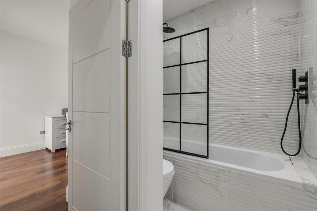Feriehus Modern Majesty 3 Bed 3 Bath House In London