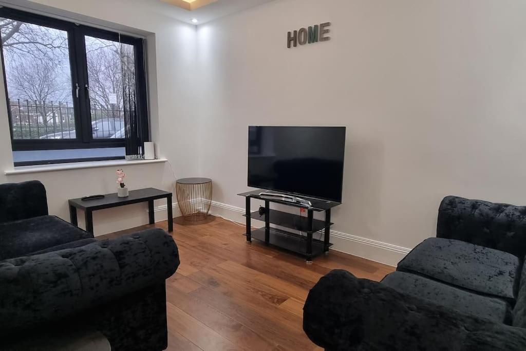 Modern Majesty 3 Bed 3 Bath House In * Londres