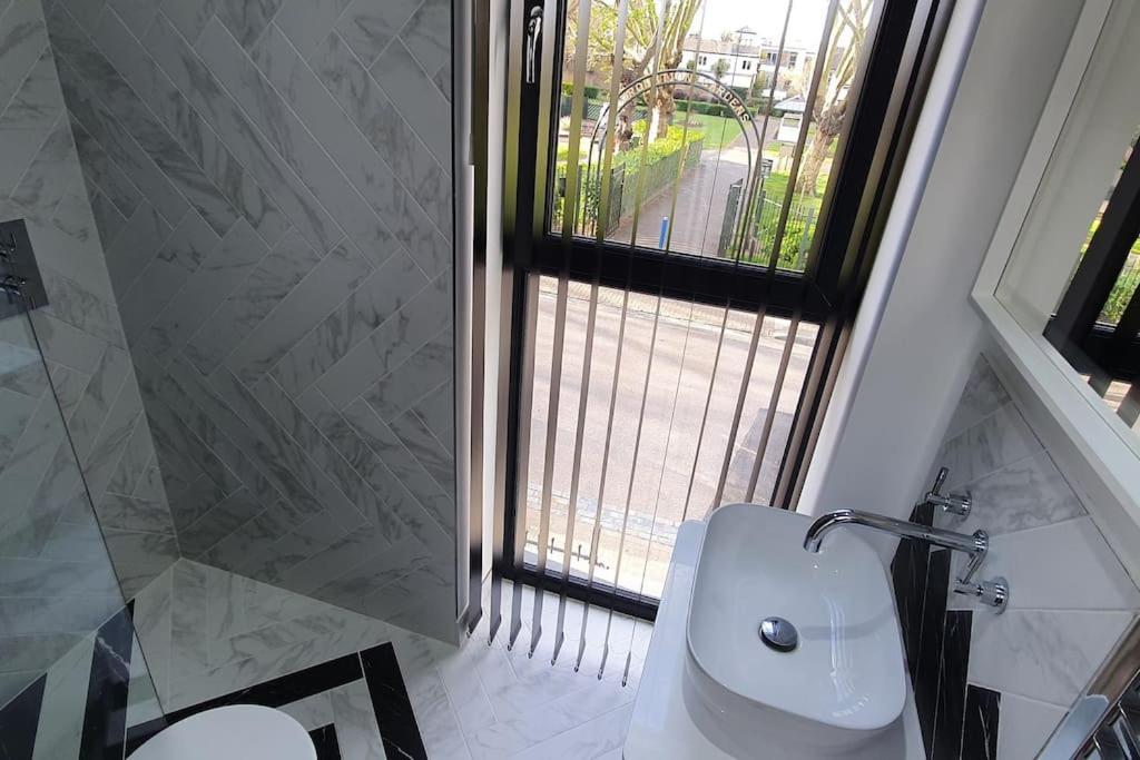 Modern Majesty 3 Bed 3 Bath House In Hébergement de vacances Londres