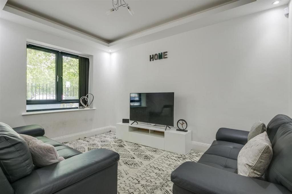 Modern Majesty 3 Bed 3 Bath House In Londres