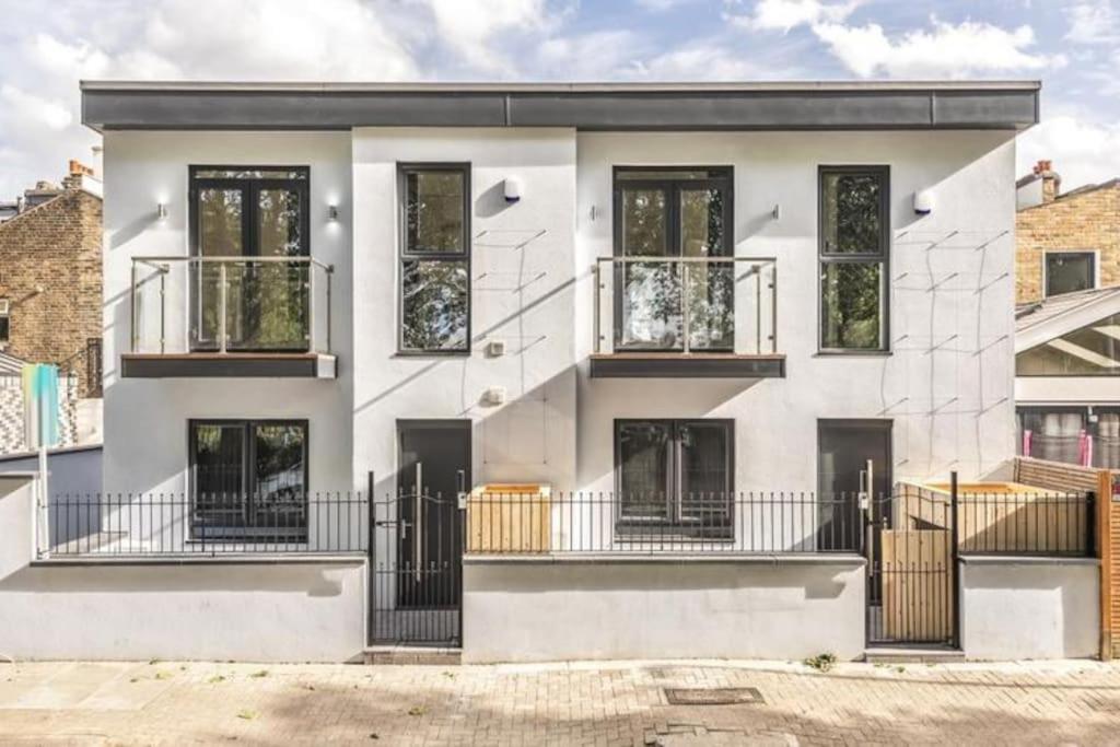 Modern Majesty 3 Bed 3 Bath House In Hébergement de vacances *