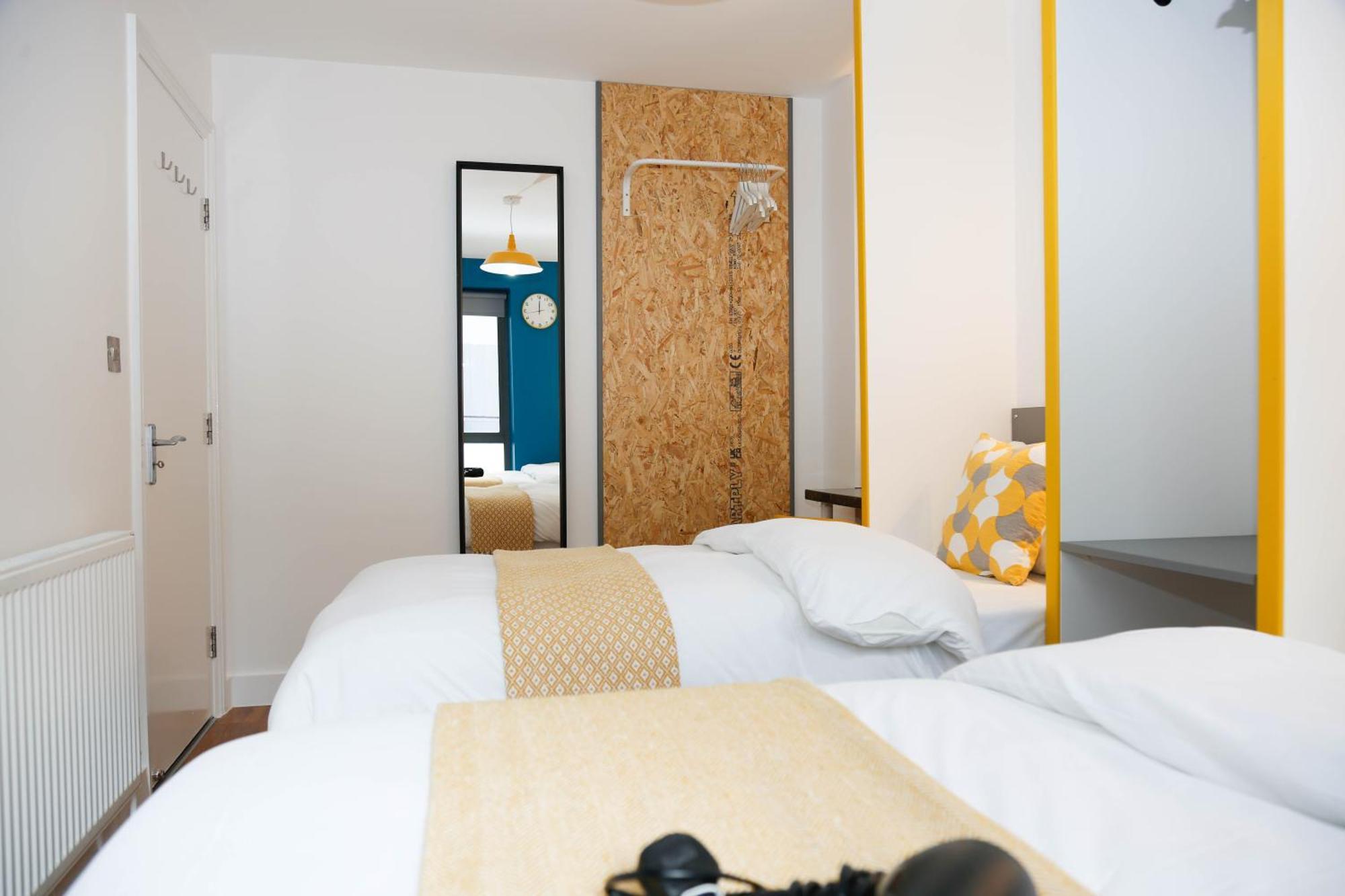 New Luxury In Location Next To Shops, Cafes, Bars & Metro Lägenhet *
