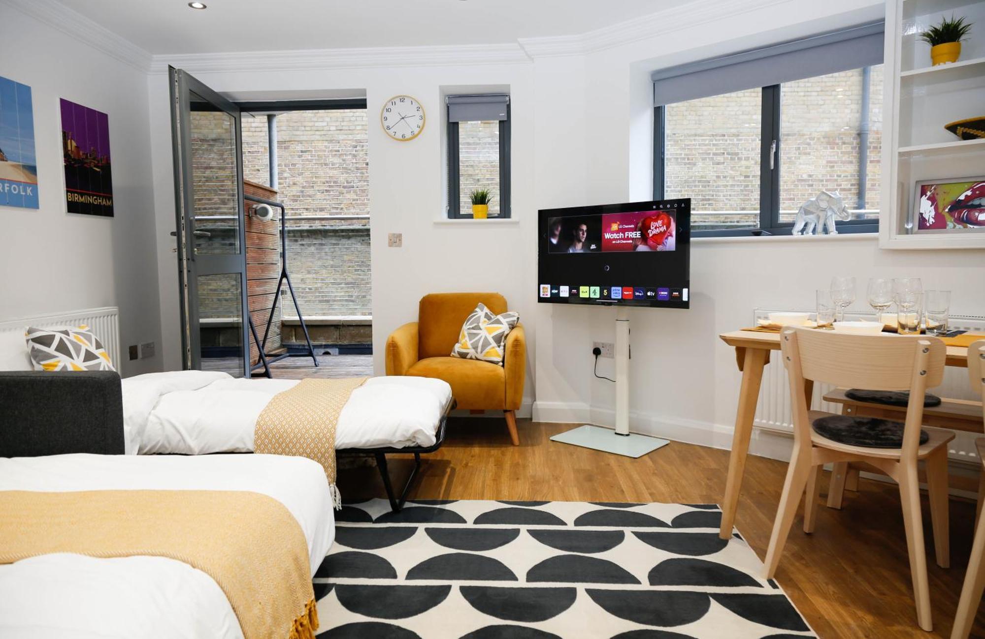 New Luxury In Location Next To Shops, Cafes, Bars & Metro Lägenhet London
