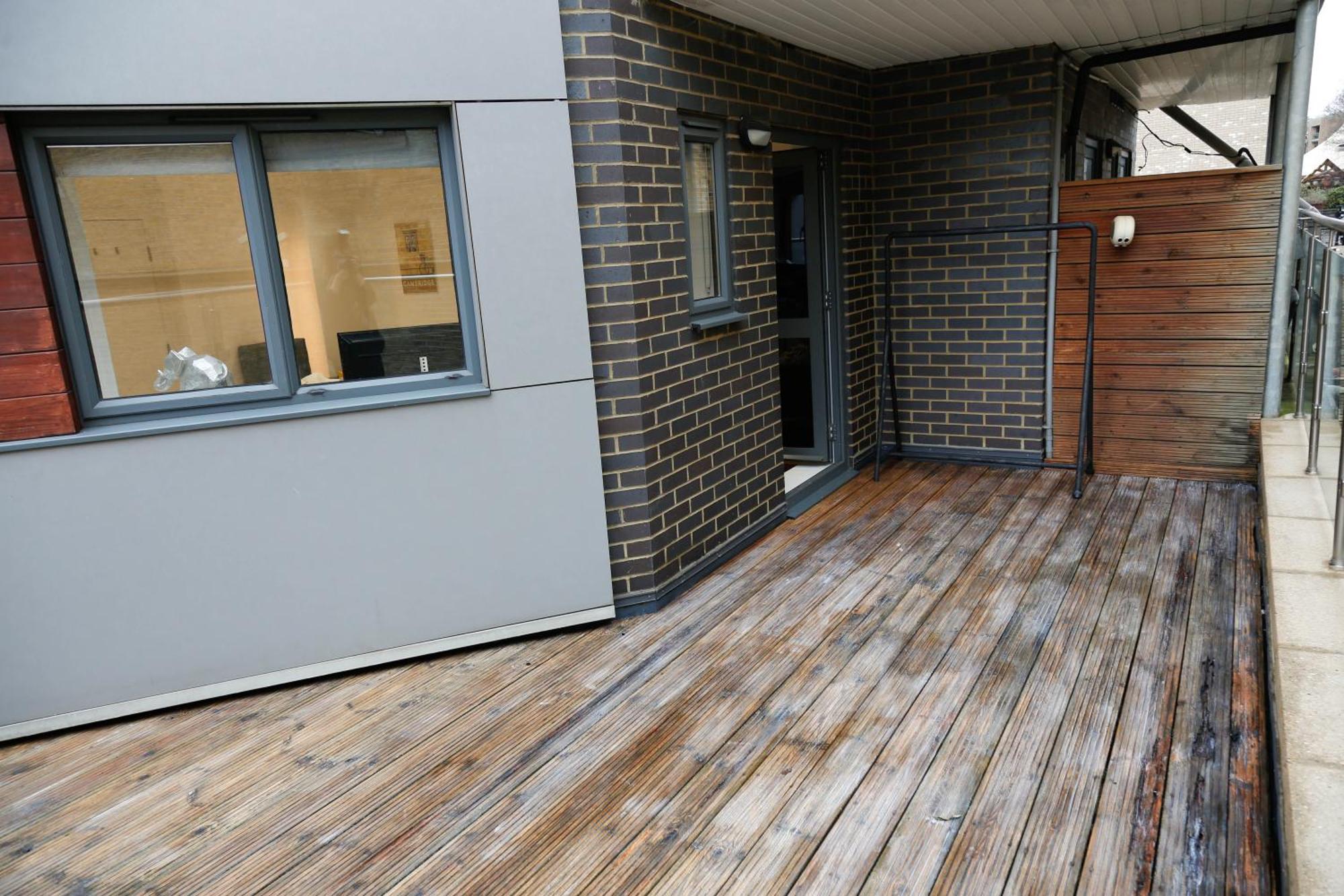 New Luxury In Location Next To Shops, Cafes, Bars & Metro Appartement *