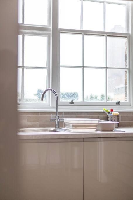 Spacious & 3-bed Flat By Popular Waterloo! Lejlighed *