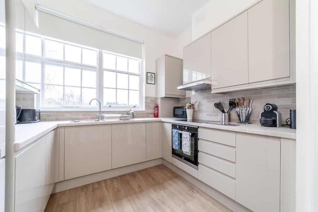 Lejlighed Spacious & 3-bed Flat By Popular Waterloo!
