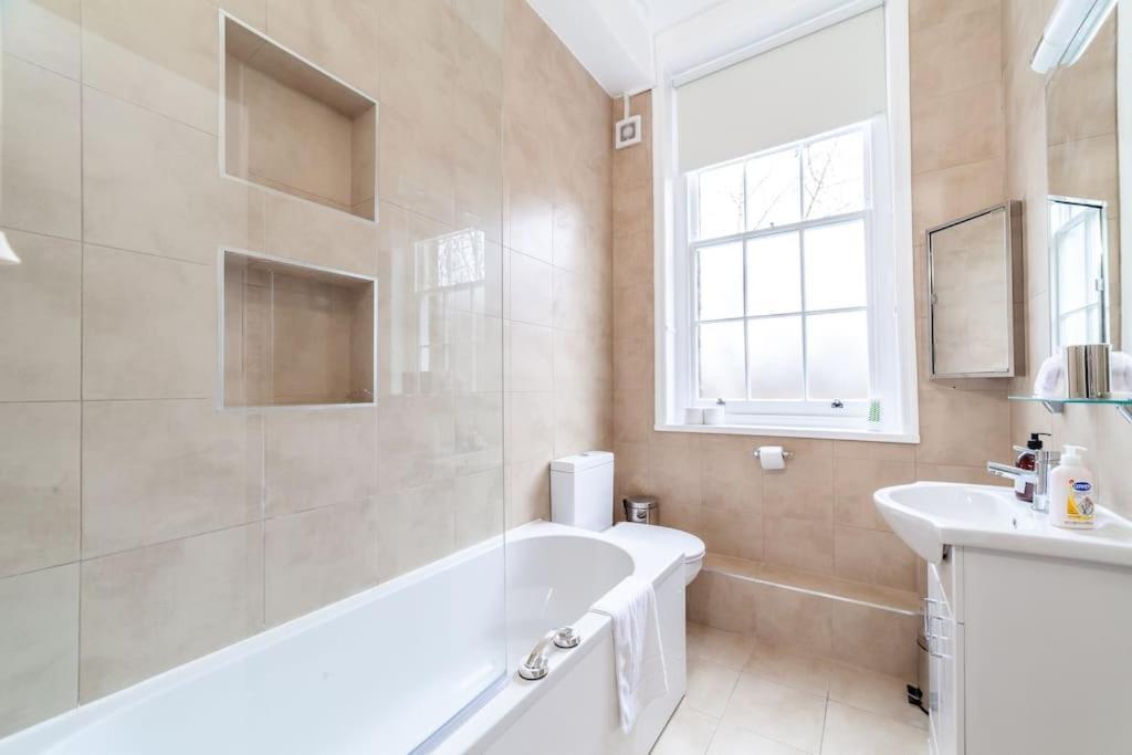 Lejlighed Spacious & 3-bed Flat By Popular Waterloo! *