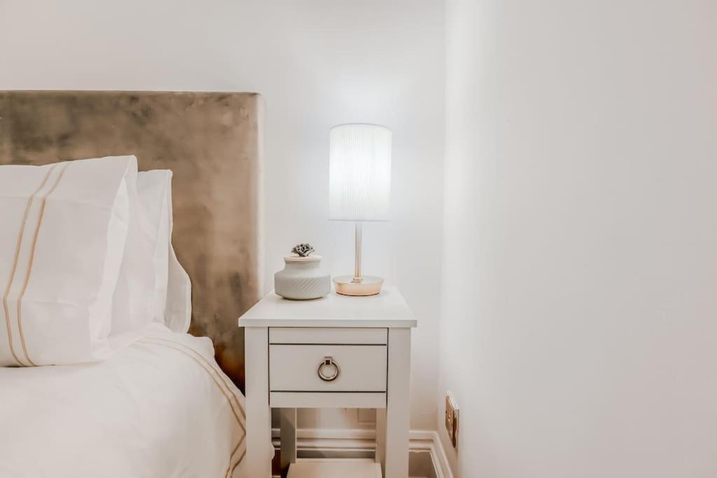 Beautiful 2bed By Hyde Park Leilighet