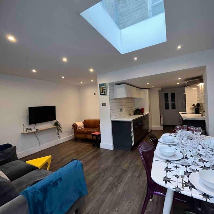2 Bedrooms With Private Garden Walking Distance To Underground Ideal For Families *