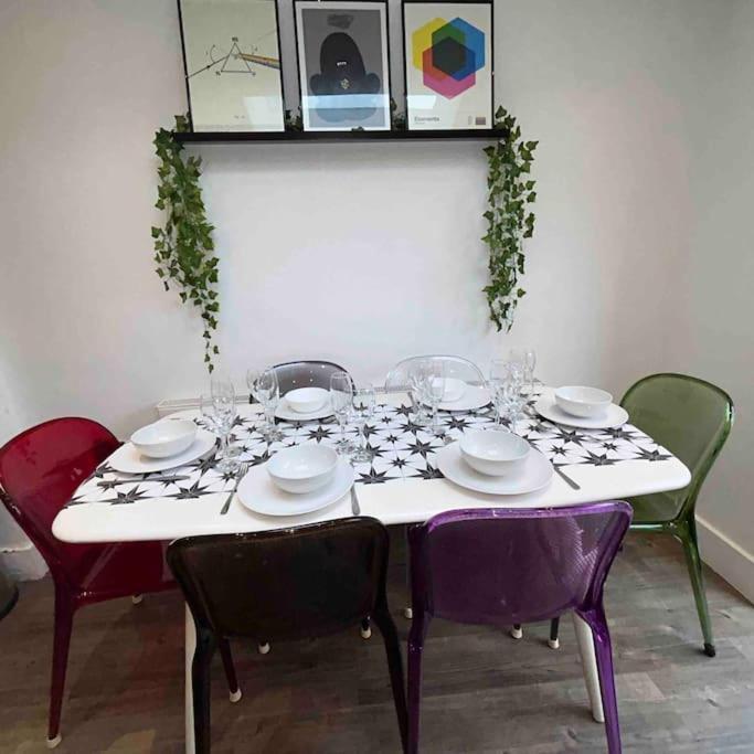 2 Bedrooms With Private Garden Walking Distance To Underground Ideal For Families Apartment