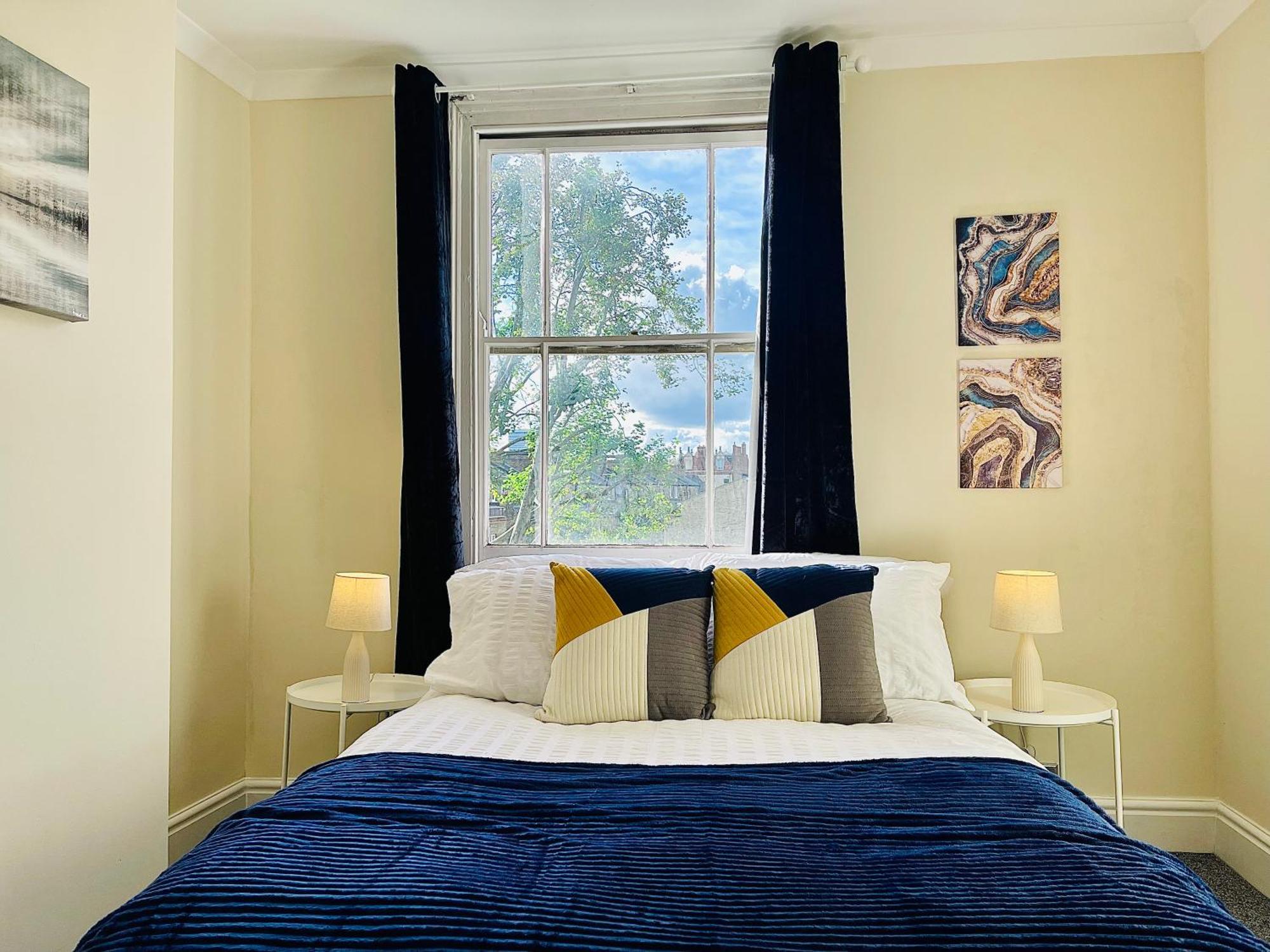 Apartment 2 Bedroom Flat In London