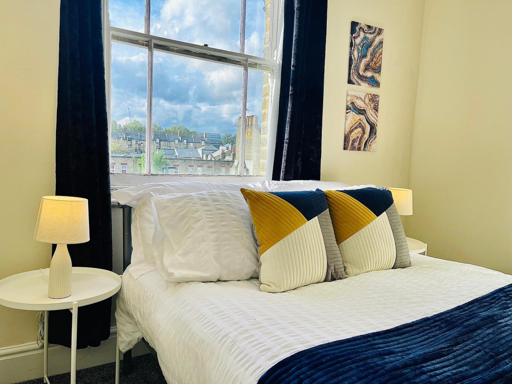 2 Bedroom Flat In Apartment London