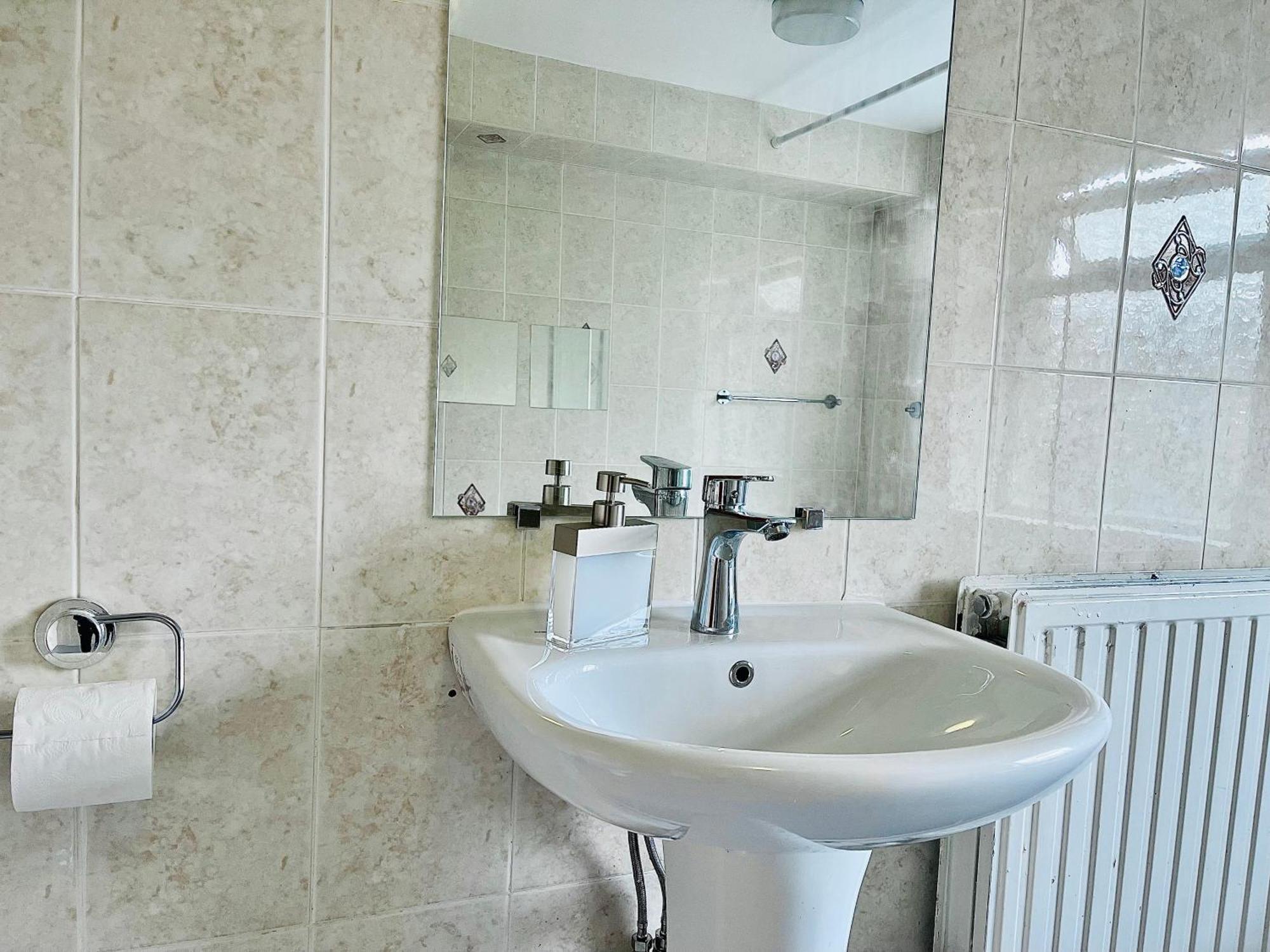 2 Bedroom Flat In * London