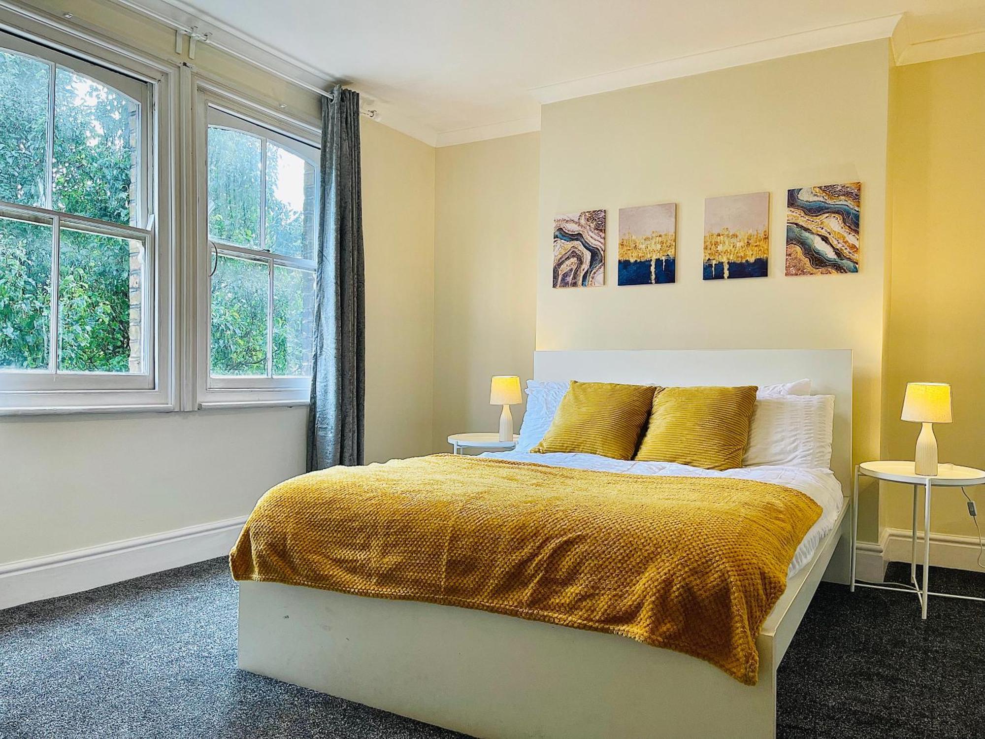 Apartment 2 Bedroom Flat In London