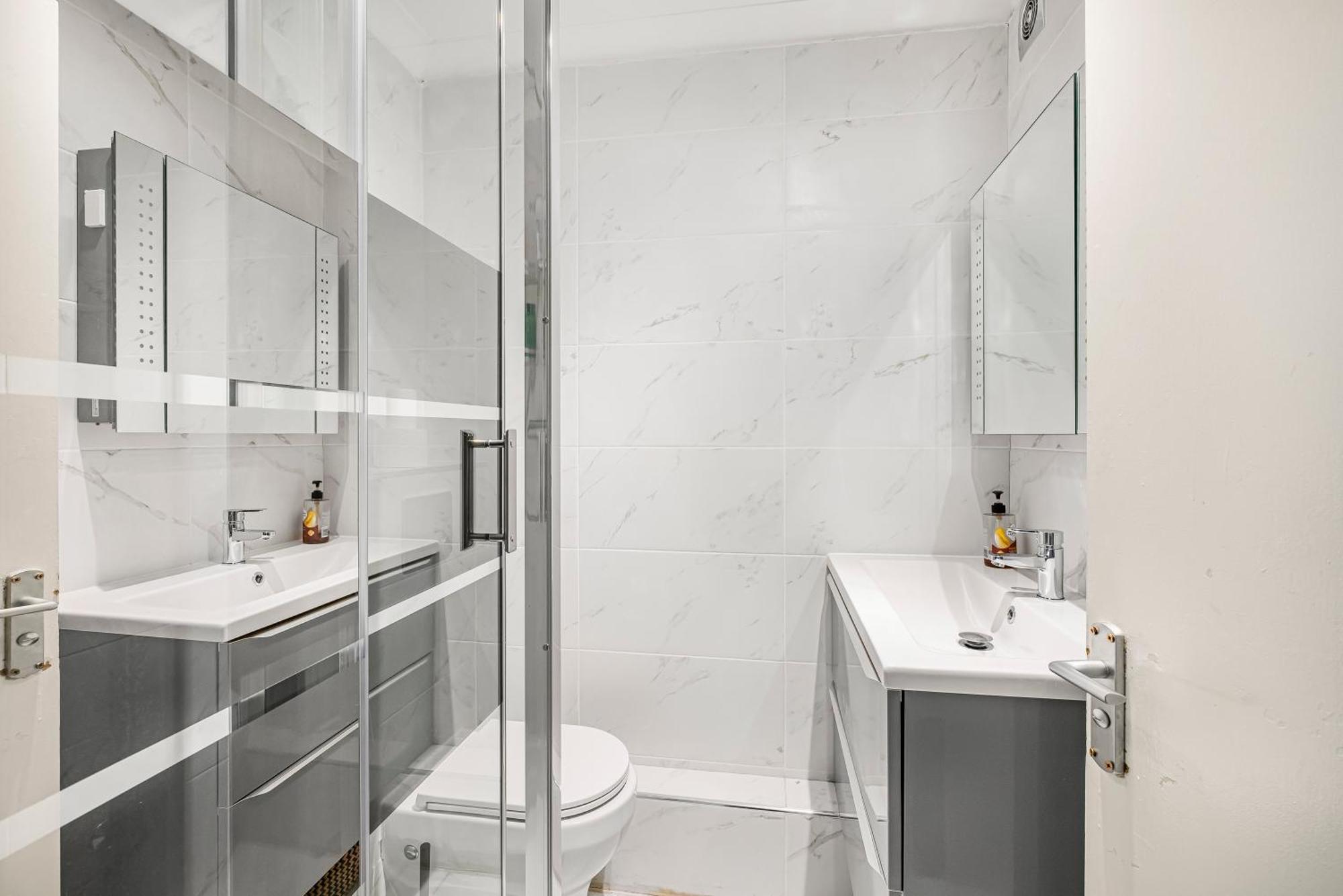 Two Stunning Bedrooms & Private Balcony & River View Séjour chez l'habitant Londres